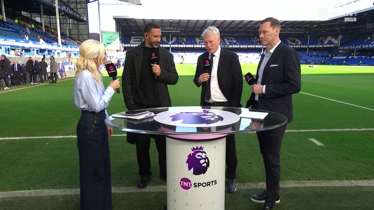"Sir Alex is here and I've not got any good red" David Moyes is worried about disappointing Sir Alex Ferguson with his lack of wine choices as Everton take on Man United 😅🍷 🎙Lynsey Hipgrave | 📺 TNT Sports & discovery+ UK