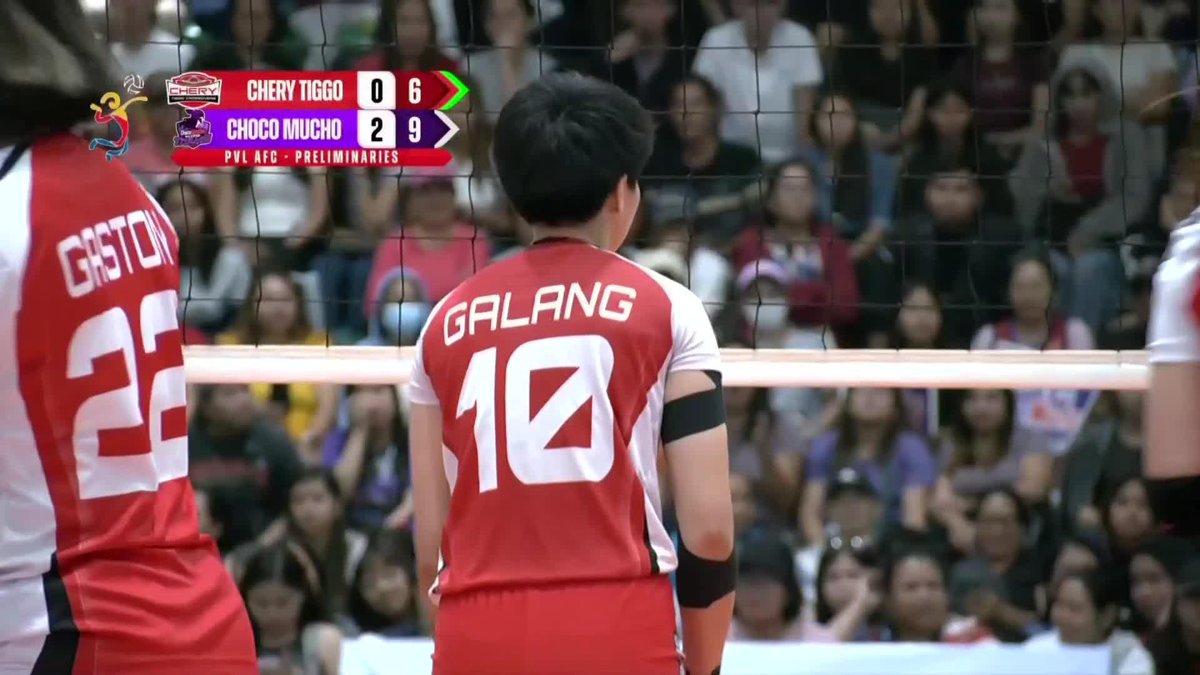 ARA NA SI VICTONARA 😤🔥 Ara Galang fights back for the Chery Tiggo Crossovers, making her presence felt in the third set with powerful hits against the Choco Mucho Flying Titans in the 2024-25 PVL All-Filipino Conference. #PVL2025 #TheHeartofVolleyball #OneSports