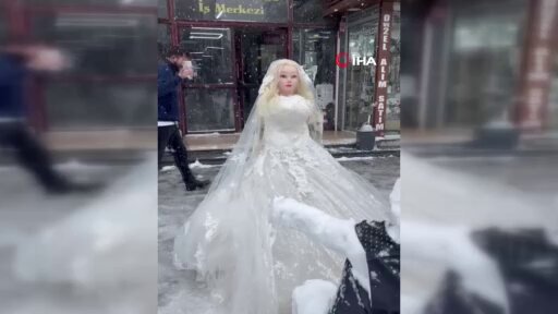 Düzce’de kardan adamlara damatlık ve gelinlik giydirildi, altın bilezik takıldı.