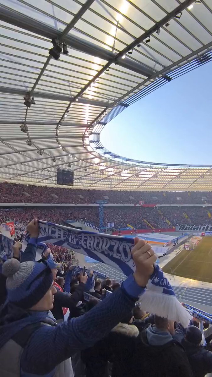 54 tysiące kibiców Ruchu Chorzów i Wisły Kraków na Stadionie Śląskim. Magia. Podobną frekwencję na 2. poziomie rozgrywek w ostatnich latach odnotowano tylko na Bari i Schalke. Kapitalne wydarzenie, oby więcej takich! 😍