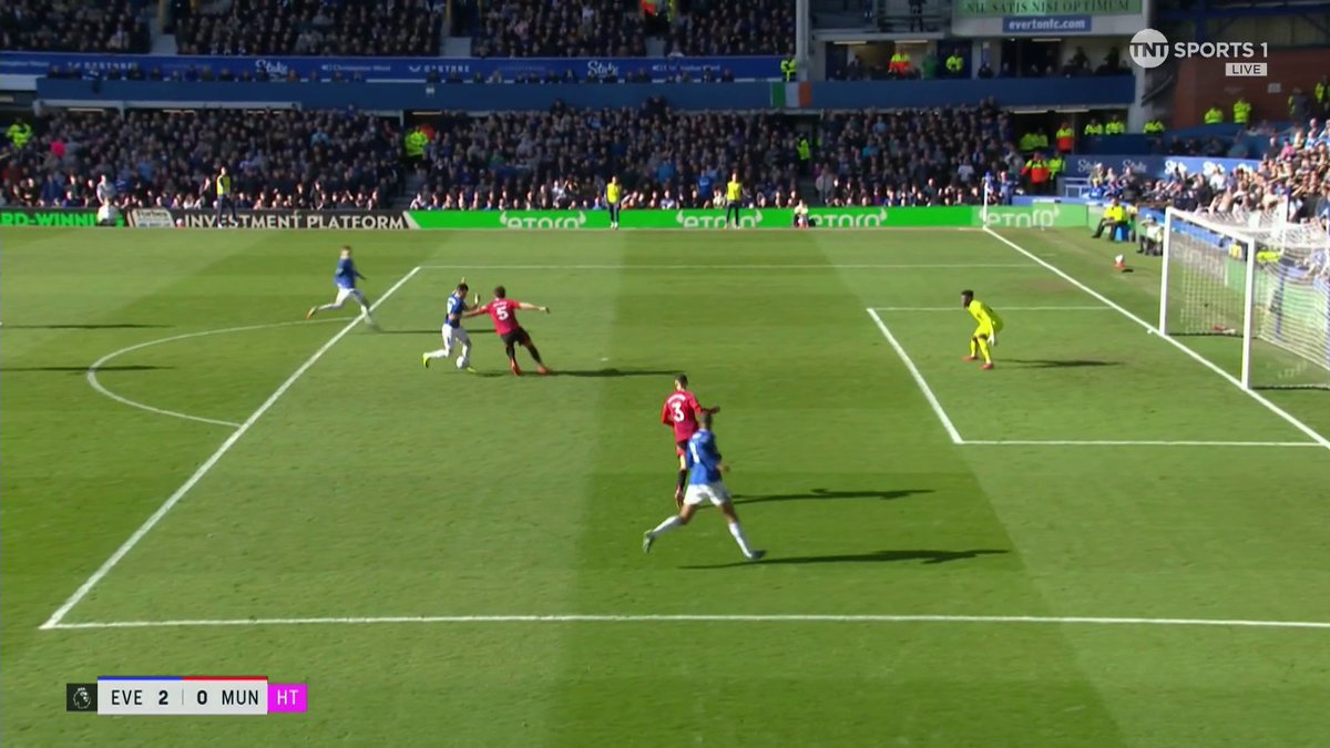"You can't just stand there" 😨 Rio Ferdinand highlights Man United's poor defending in the 1st half 📺 TNT Sports &amp; discovery+ UK