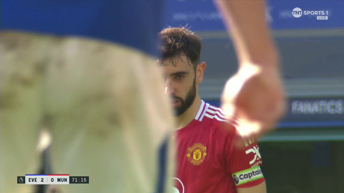 Bruno Fernandes gives Man United a lifeline... 🎯 Beautiful freekick, game on!! ⚔️⚔️