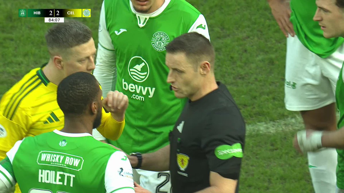Celtic have a goal disallowed ❌ Daizen Maeda finds the net after an Alistair Johnston cross, but VAR concluded that the ball had just went over the line before the Canadian made contact 🤏 #HIBCEL