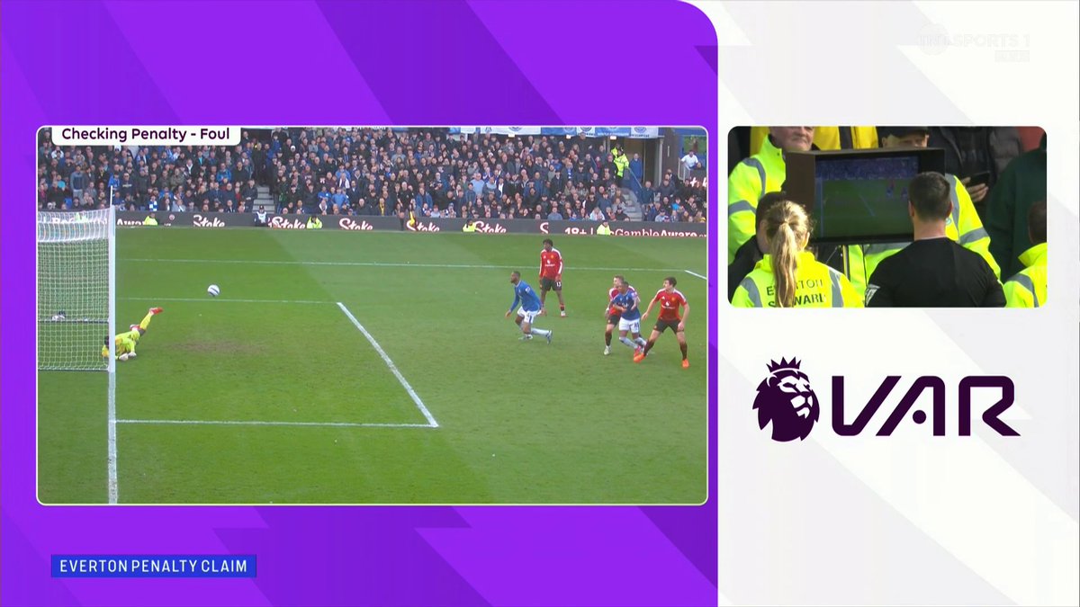 Rio Ferdinand and Duncan Ferguson analyse the late penalty call which was overturned after a VAR review... 📺 TNT Sports &amp; discovery+ UK