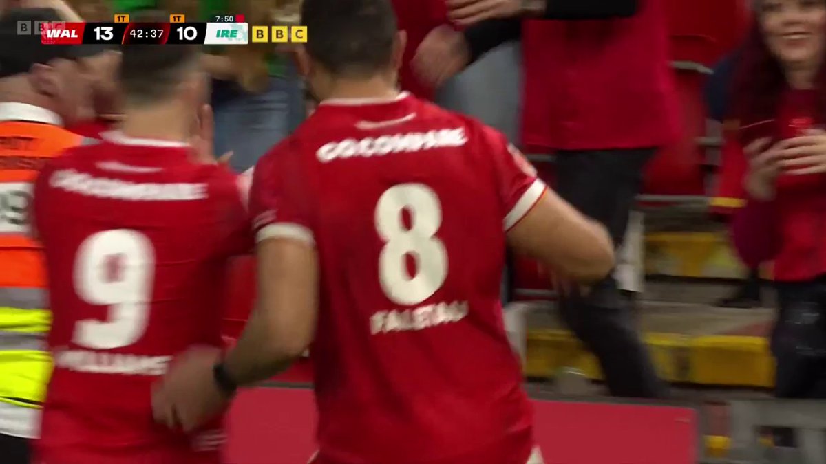 THE STADIUM ERUPTS! 🤩 What a dive from Tom Rogers to put Wales 18-10 up 🏴 #BBCRugby #SixNations