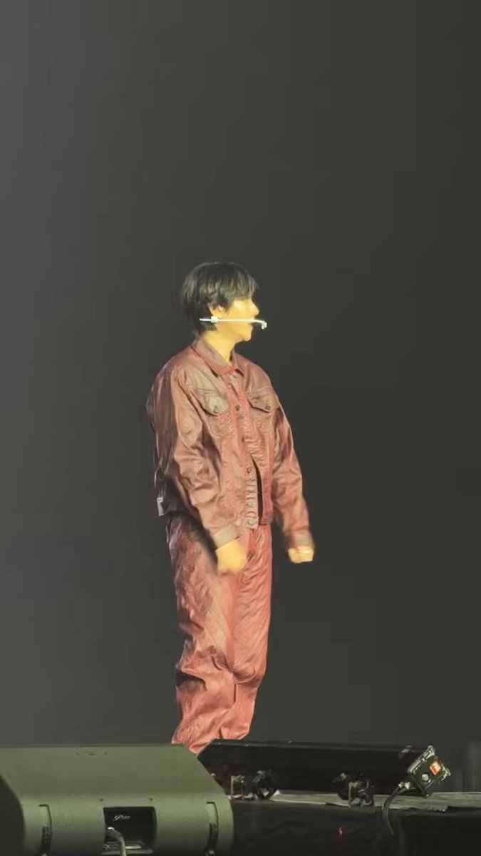 มุง ตลกมาก มีคนนั่งโซนหน้าลุกกลับบ้าน ตำรวจลง แบคฮยอนถามว่า 3 คนนั้นไปไหนคับ กลับบ้านแล้วหรอคับ สงสัย 3 คนนั้นเขาจะบ้านไกลนะคับ 5555555555555 วันนี้ดีดมากกกกก ตลกมากกกก คนโดนตกเยอะแน่ โคดตลกกก