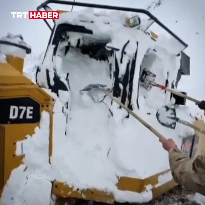Şırnak'ta kar nedeniyle kapanan yolu açmaya çalışan kepçenin üzerine çığ düştü.