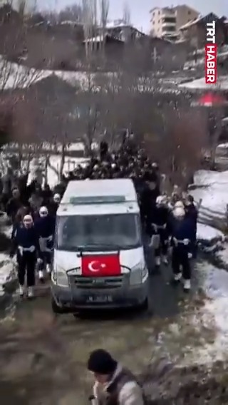 "Asker oğlum vatana helal olsun..." Pençe-Kilit şehidimiz Mustafa Uslu'nun babası, oğlunu bu sözlerle son yolculuğuna uğurladı.
