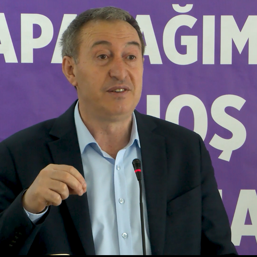 Bakırhan: Sayın Öcalan çağrı yapmaya hazırlanıyor ama Adalet Bakanı “Görüntülü mesaj mevzuata uygun değil” diyor. Sanki İmralı’da hukuk uygulanıyor. Sanki İmralı’da bir mevzuat var. Mevzuat mı bıraktınız, hukuk mu bıraktınız?