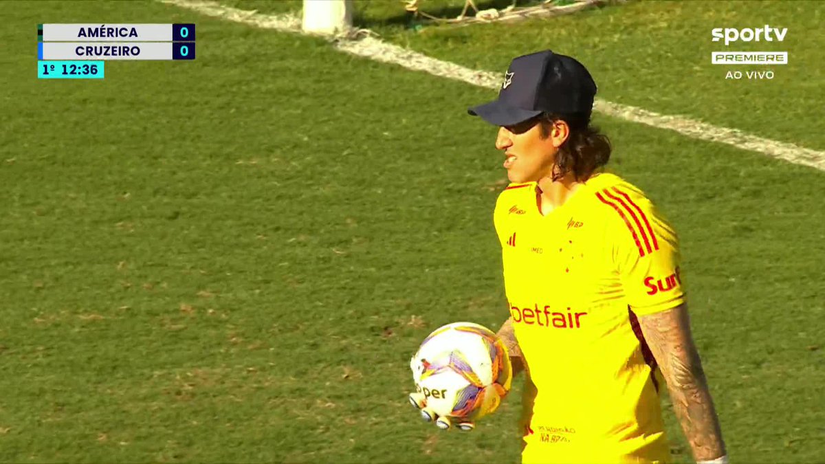 simplesmente o goleiro cássio de boné