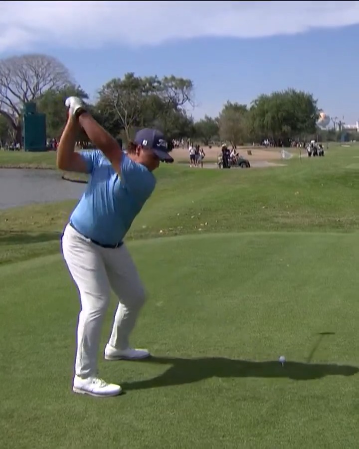 For the second day in a row, 20 year old Aldrich Pitgieter has hit the 642 yard par 5 in 2 shots. The last is a beast 💪 🇿🇦