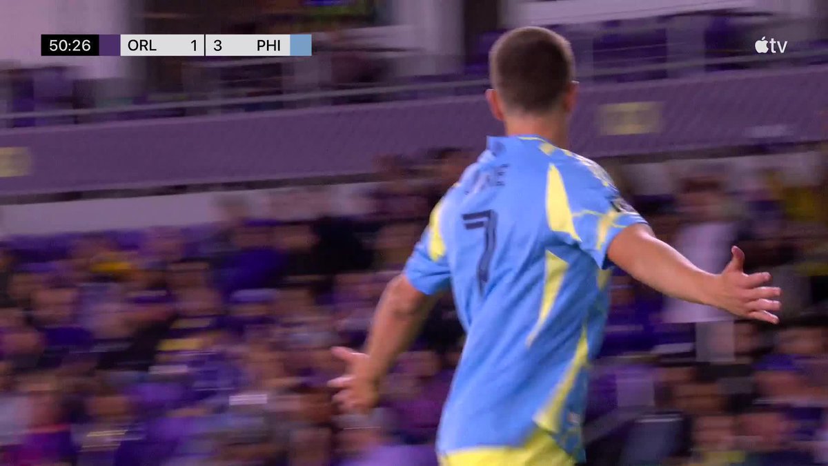 Mikael Uhre pounces on the loose ball and smashes it home. ๐ช