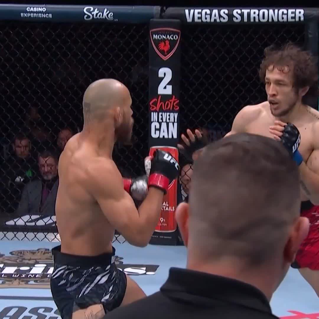 Combo... nocaut, y luego finalización para convencer al referí. Único Jean "Lord" Silva #UFCSeattle
