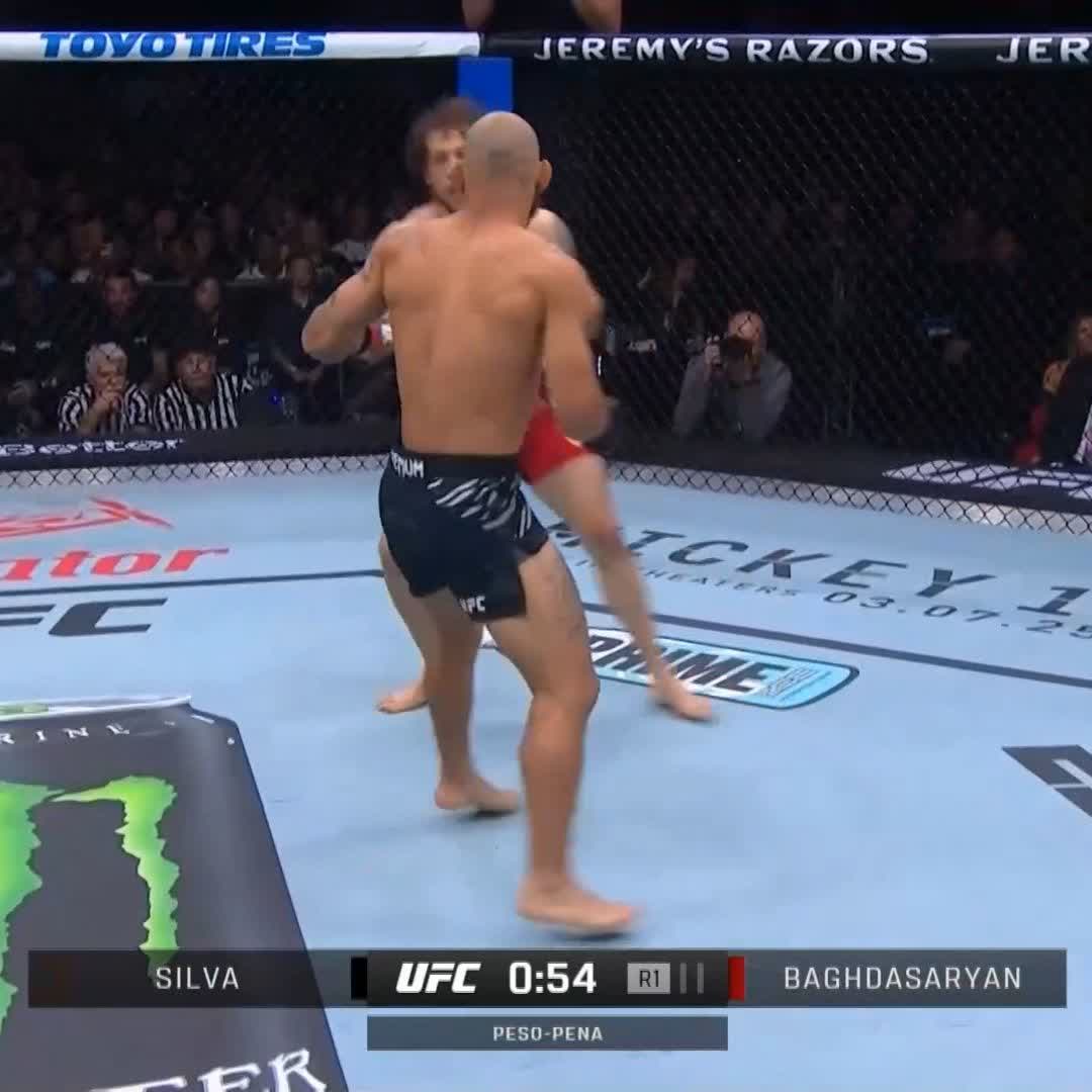 LORD: O nocaute de 🇧🇷 Jean Silva sobre 🇦🇲 Melsik Baghdasaryan no UFC, agora há pouco, em Seattle, nos EUA. #UFC #UFCBR #UFCSeattle