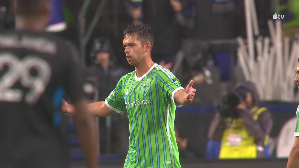 Adilson Malanda rises up the highest to head home the corner. 💪 It's level in Seattle.