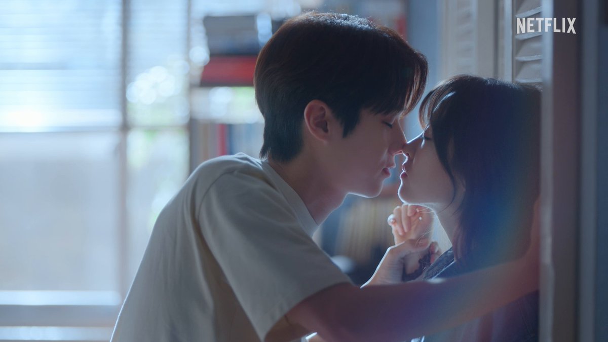 that was so smooth of him, i almost got whiplash 😳 #MeloMovie #ChoiWooShik #ParkBoYoung #Netflix