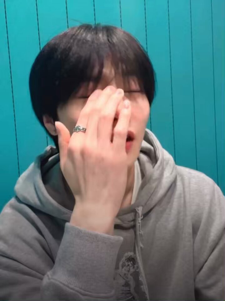 🦊: leeknow hyung made a fanchant for youth right? while doing youth, i actually wanted to hear the fanchant ㅎㅎ