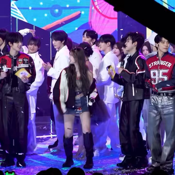 singing liz’s high notes and then rei’s rap right after dancing to 푹주기니 (L)ive maknace right here that’s right 👏👏👏