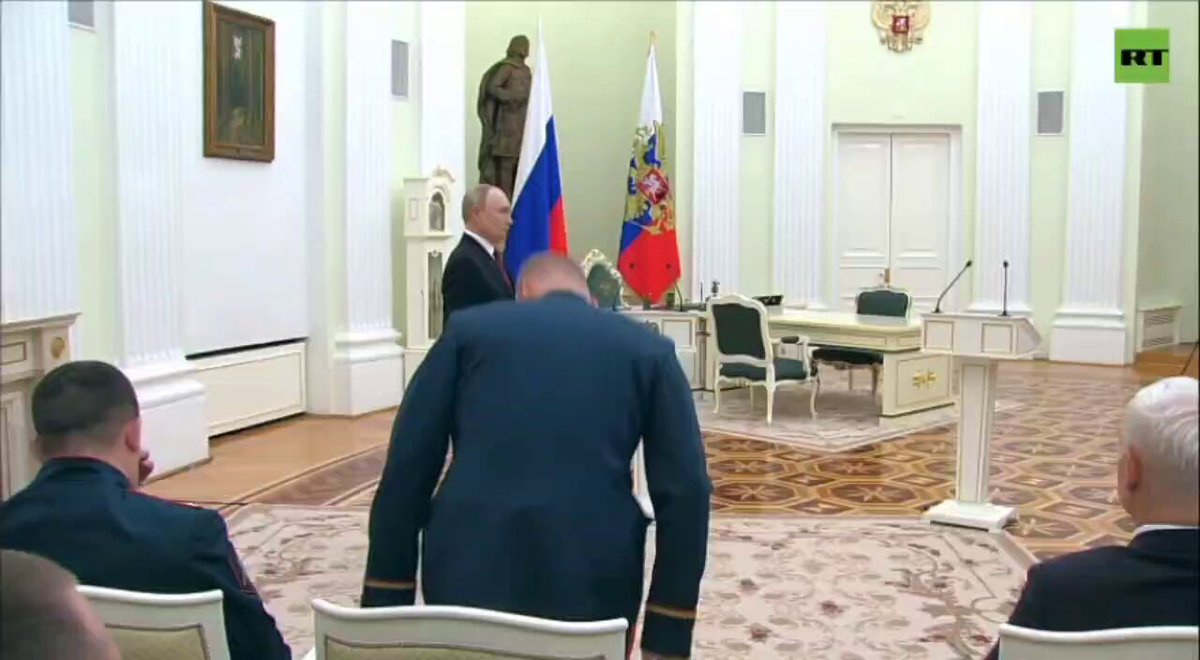 🚨⚡️ عاجل: بوتين يمنح الطيار اليكوتي أعلى وسام في روسيا! 🎖🇷🇺 في احتفال مهيب بالكرملين، الرئيس فلاديمير بوتين يكرّم بطل روسيا، الطيار اليكوتي، بمنحه وسام "نجم بطل الاتحاد الروسي" بعد معركة بطولية ضد جندي أوكراني في ساحة القتال.