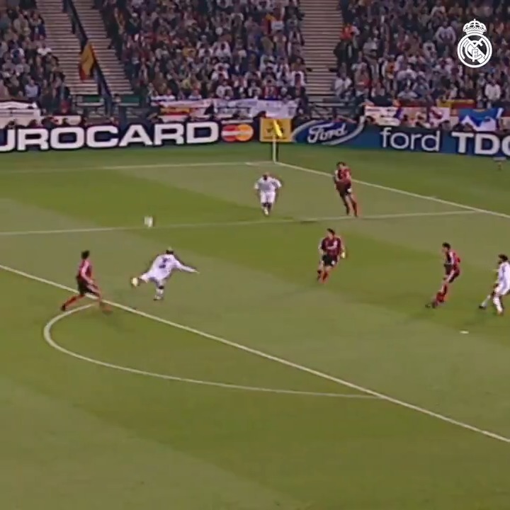 Trent Alexander-Arnold: "Benim için şimdiye kadar atılmış en iyi gol, Zidane'ın volesi. Bunu yapmaya cesaret edemezdim, delilikti. Muhtemelen kaslarımdan biri çekerdi. O golü zayıf ayakla atmak... Hiçbir gol buna yaklaşamaz."