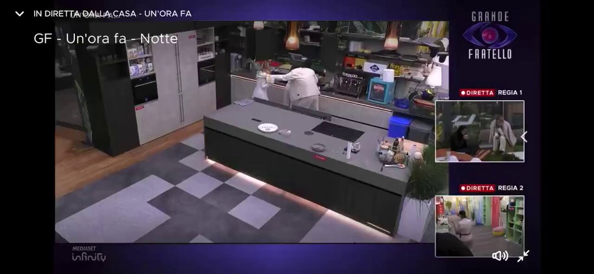 Sentite, Don Lorenzo: 'Lo frulliamo e lo mettiamo domani nel bicchiere della Prestes Helena.' La schifezza fatta persona e le due oche che se la ridono. Si fa tanta lotta contro il bullismo e il #Grandefratello non farà un bel niente, come sempre. #heleners #helevier