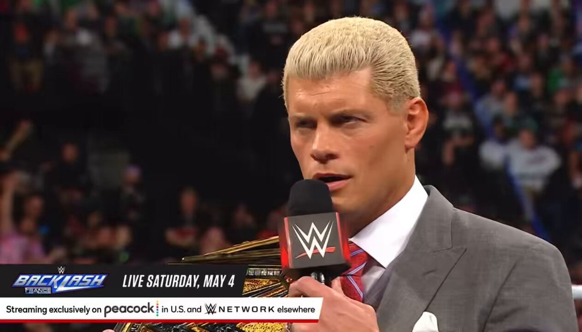 El final de la promo del #WWERAW AfterMania entre Cody Rhodes y The Rock parece exactamente conectada a lo que vimos el viernes. Mismo mensaje, mismas referencias, mismo discurso. Cody es el campeón del pueblo pero The Rock es el jefe. Incluso The Rock usa la frase "no me vuelvas a romper el corazón" que dijo el viernes. Y es en esta parte de la promo cuando le da algo que no sabemos a Cody. Aunque lo del viernes me pareciese extraño, parece que hay una conexión clara entre ambos segmentos.