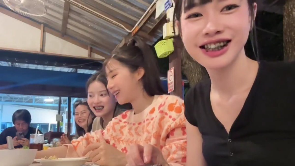 พิกจิ๋วอินจันทบุรีบ้านเกิดมาเบล กินข้าวกันจนปากดำไปหมดแล้วนั่น #PiXXiE