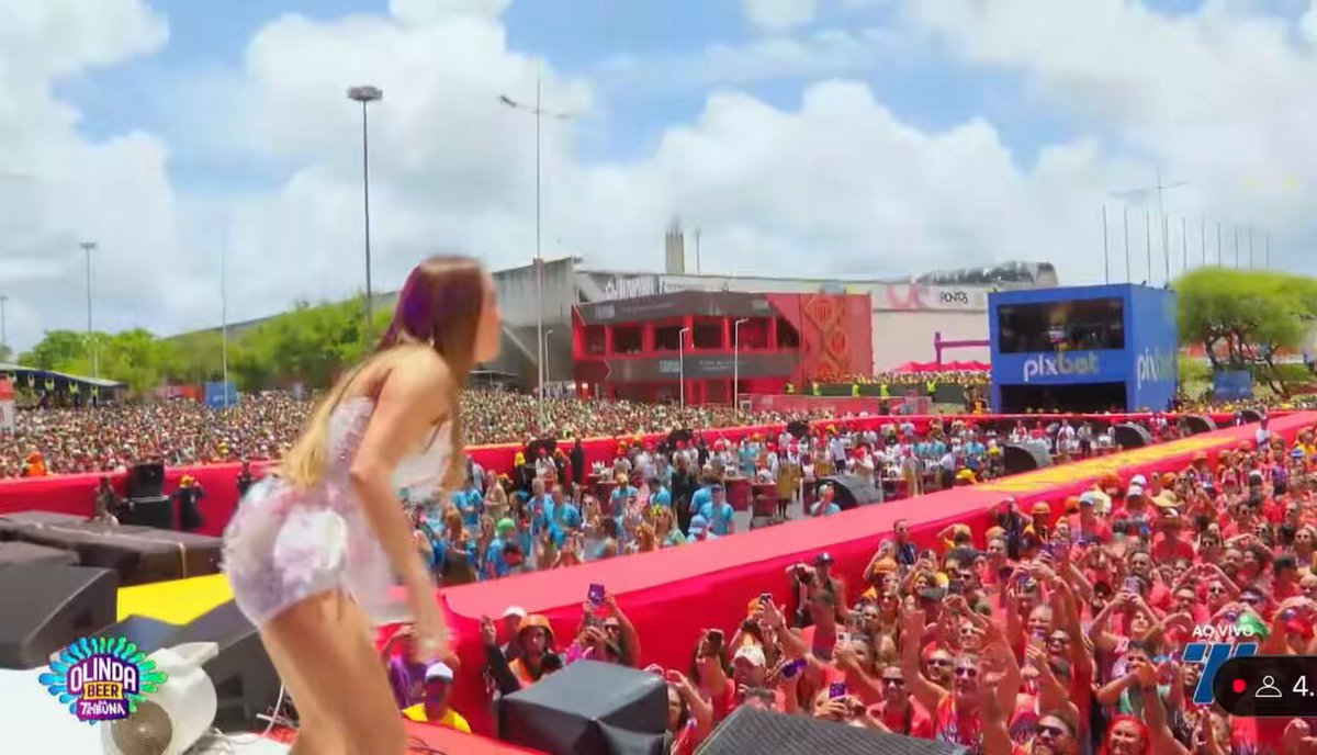 Claudia Leitte simplesmente lotou um evento 10h30min! Sendo a primeira artista. Surreal. A resposta nunca veio da internet, mas sim, do público.
