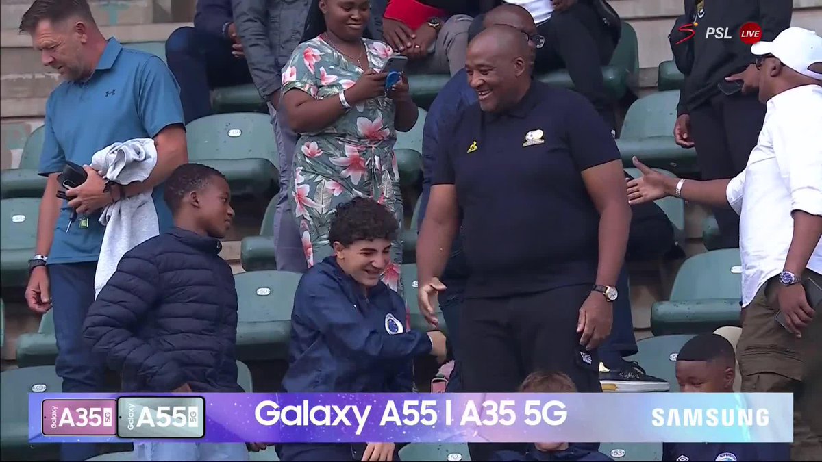 A special moment for Gavin Hunt is he walks to the pitch to take charge of his 1000th top flight professional football match 👏 #SSDiski #BetwayPrem