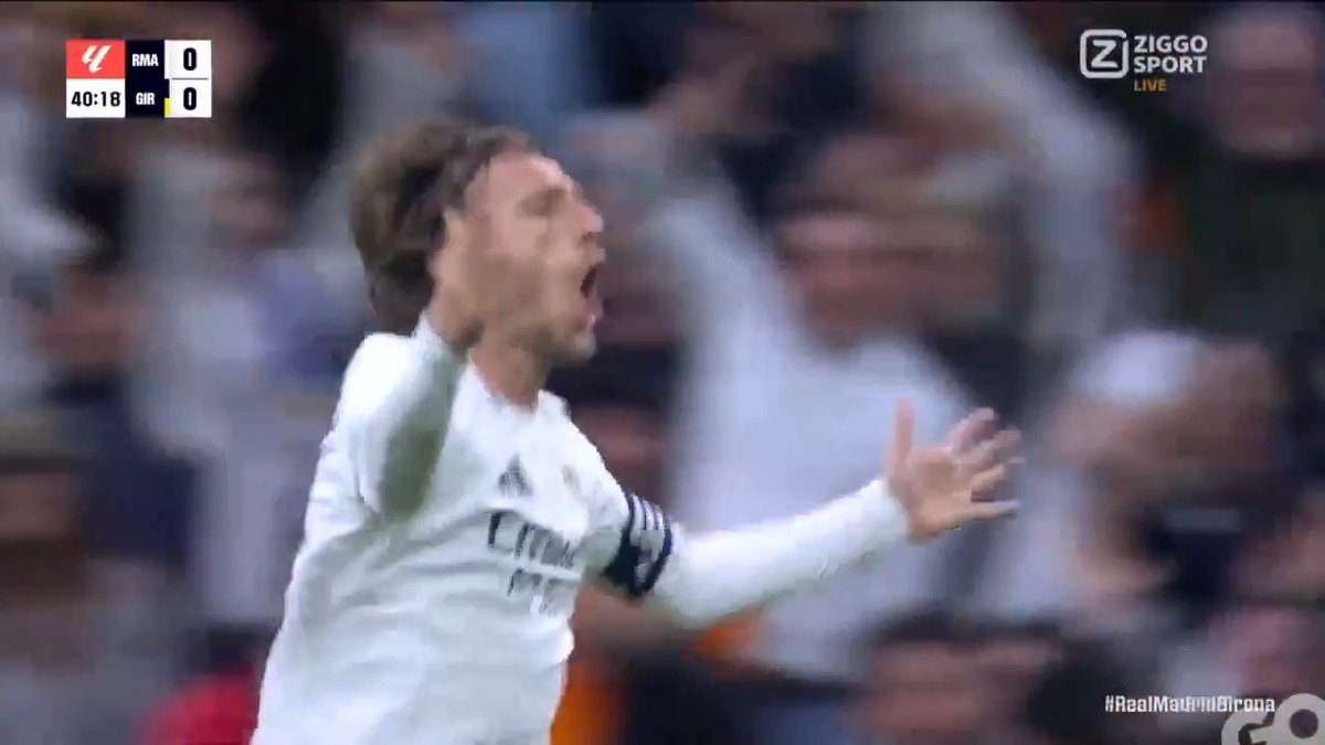 𝐖𝐎𝐀𝐀𝐀𝐇! LUKA MODRIC 🚀✨ Een geweldig doelpunt van de oude meester zet de Koninklijke op voorsprong 🤍 #ZiggoSport #LaLiga #RealMadridGirona