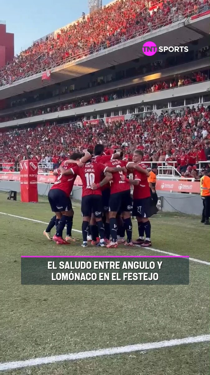 El saludo que hicieron Angulo y Lomónaco en el festejo del primer gol de Independiente ante Instituto🤜🏻🤛🏻