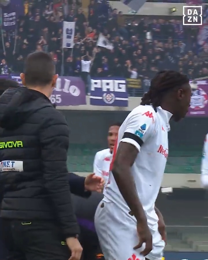 Brutto scontro di gioco per #Kean 🚑 Trauma cranico per l'attaccante viola 🟣 Forza Moise 💪 #VeronaFiorentina #SerieAEnilive #DAZN
