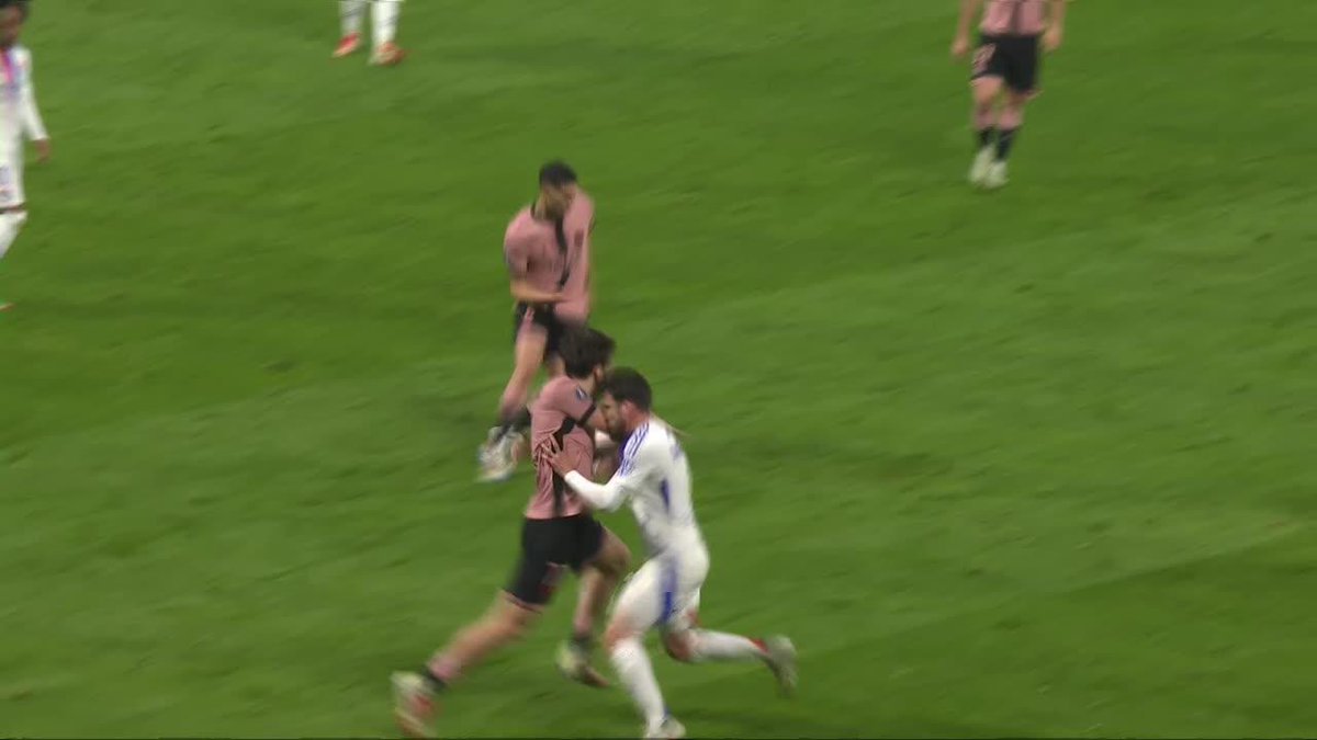 Kvaratskhelia LE PEGÓ UN CODAZO a Tagliafico en pleno PSG-Lyon y le cobraron falta al argentino. Sí, real. 😳🇬🇪🇦🇷