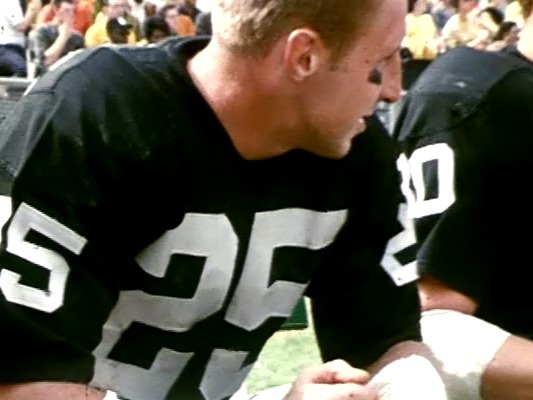 The Hall of Fame sends happy birthday wishes to Oakland Raiders Legend Fred Biletnikoff! The Class of 1988 member turns 82 today. 🎂🎉 #HBD