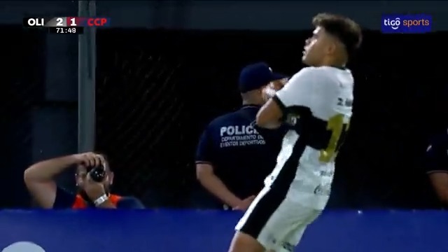 EL OLIMPIA DE PALERMO LE GANÓ 2-1 EL CLÁSICO AL CERRO PORTEÑO DE DIEGO MARTÍNEZ🔥🇵🇾 El equipo del Titán había arrancado perdiendo pero lo dió vuelta para quedar a 3 del puntero El 2-1 fue con esta asistencia de Benedetto, primer aporte goleador en Olimpia