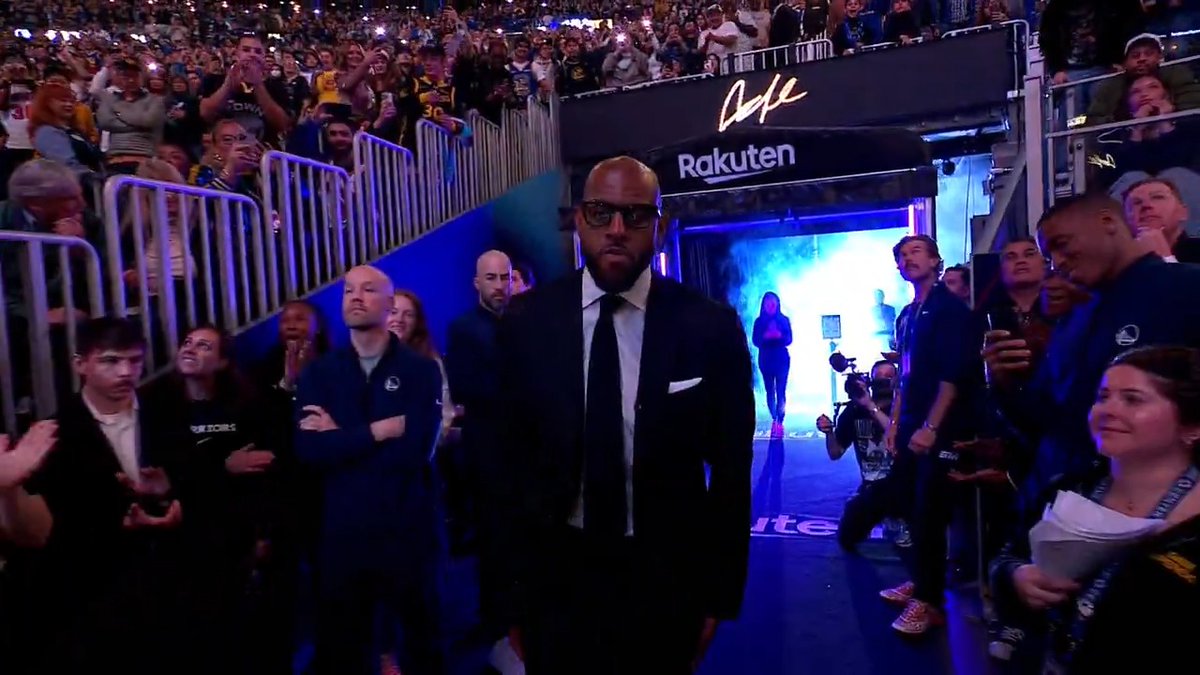 Andre Iguodala makes his entrance as the Warriors retire his jersey 9️⃣ (via Golden State Warriors)