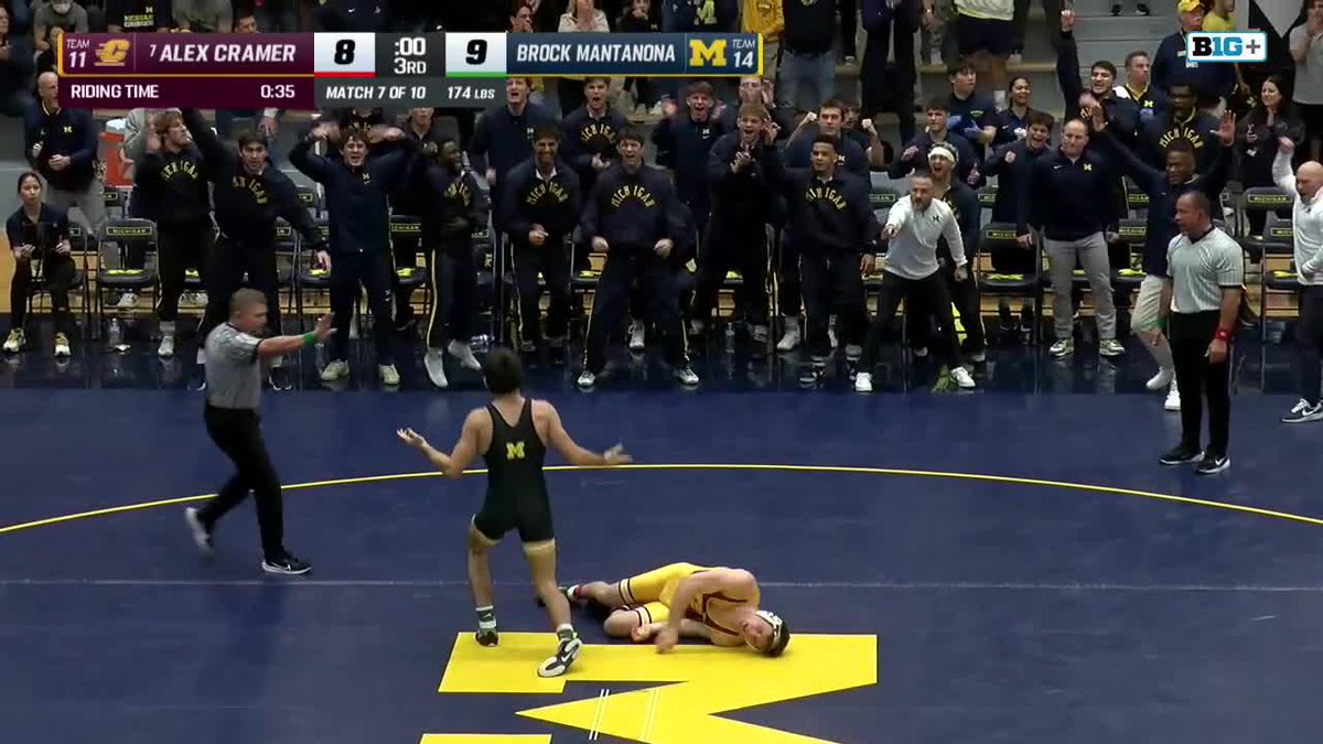 UPSET 🙌 Freshman Brock Mantanona takes down No. 7 Alex Cramer in dramatic fashion 👀 #B1GWrestling x Michigan Wrestling