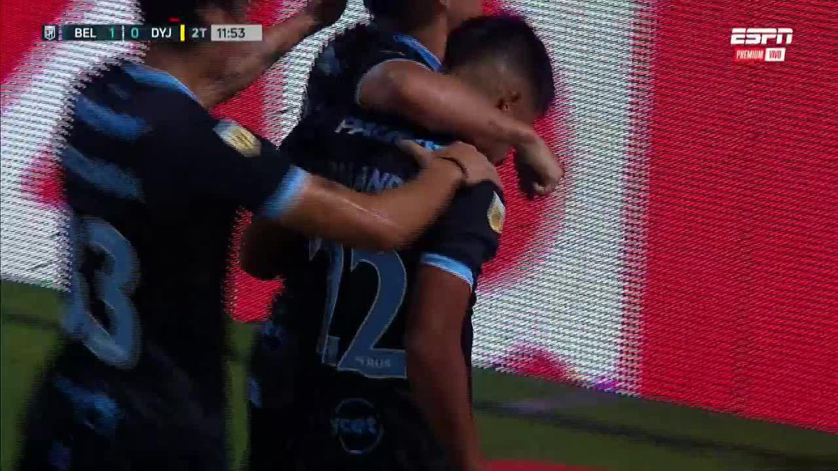 El gol más feo de la historia, se me caen las lágrimas. Passerini no define y se cae en cámara lenta, 912 personas en área de Defensa, al final se la dan a Uvita y tiene que hacer el gol sin ganas porque es más hincha del Halcón que carecer de todos los dientes