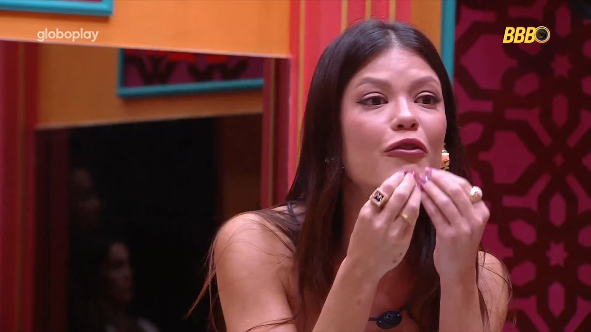 "Voce me colocou como traíra." (Vitória) "EU??? VOCE SE COLOCOU." (Camila) "Da forma como voce falou COLOCOU SSIM.." (Guilherme) "AlGUÉM JÁ VIU A VITORIA SE POSICIONAR ASSIM?" "E ELA NÃO PODE EXPLODIR AGORA NÃO???" Genro 100000 X 0 Camila. #BBB25