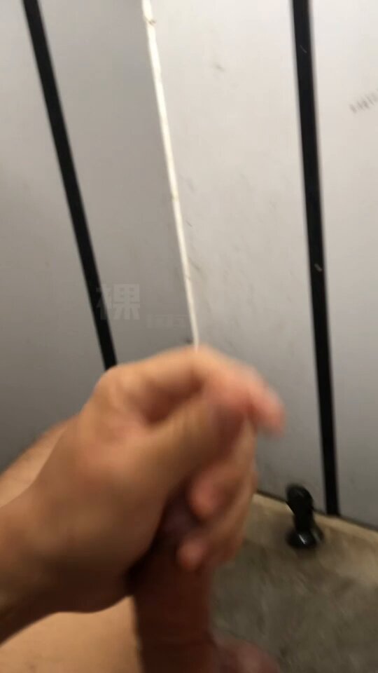在隔间有个顺丰快递小哥，我想他肯定会从洞口看到了我在自插撸撸，不管他有没看到，只要隔间有人在，激动不已！