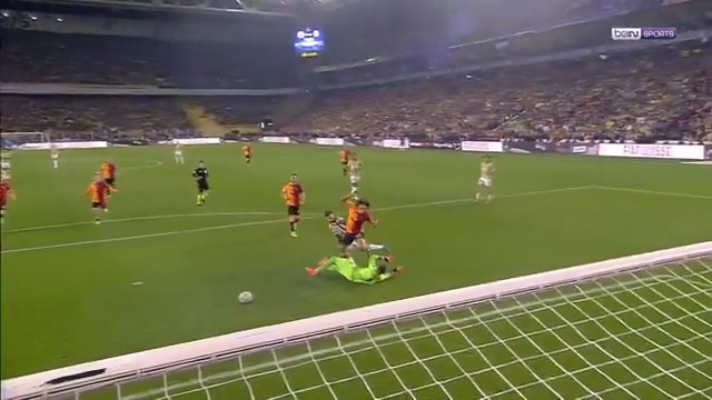 🟡🔴 Galatasaray x Fenerbahçe 🟡🔵 | #GSvFB 🔒 Sacha Boey 🤯 Savunmada kritik müdahale! #beINSPORTS 🔙 Derbi tarihinde akıllarda kalan kritik müdahaleler…