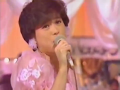 💘赤いスイートピー (1982年2月25日放送) ピンクのロングドレスがエレガント。お祝いの伴奏は西田敏行さん、佐久間良子さん、徹子さん。 #松田聖子