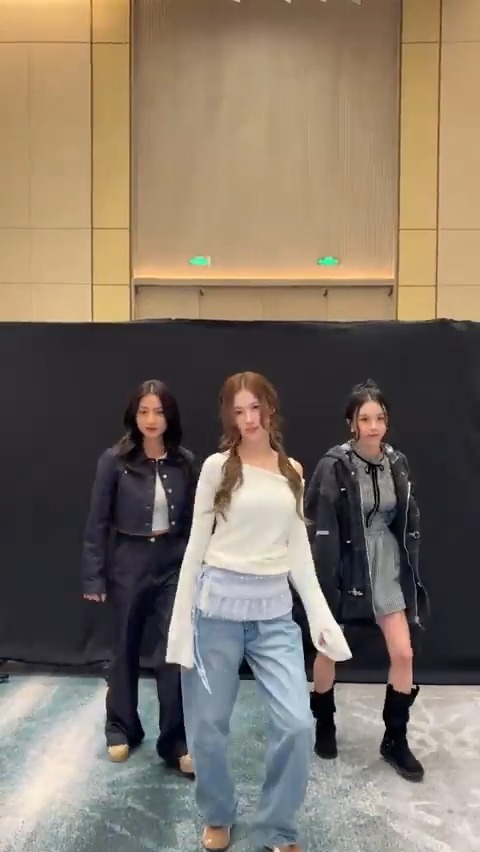 Step in, step out, always this move 🪩🕺 #TWICE #트와이스 #SANA #사나 #JIHYO #지효 #CHAEYOUNG #채영 #kendricklamar #superbowl