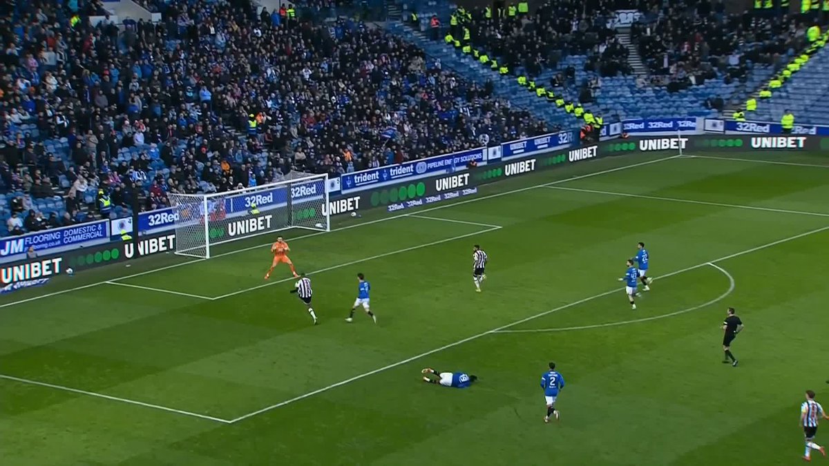 🗣️ "It's impossible to clip your own heels..." The Ref Watch team look at St Mirren's opening goal vs Rangers and the decision to overturn Hamza Igamane's red card 🔽