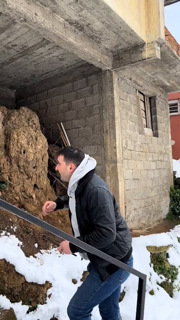 Bahçe teline takılan martıyı kurtaran vatandaş, o anları kayda aldı. 📍 Giresun / Görele