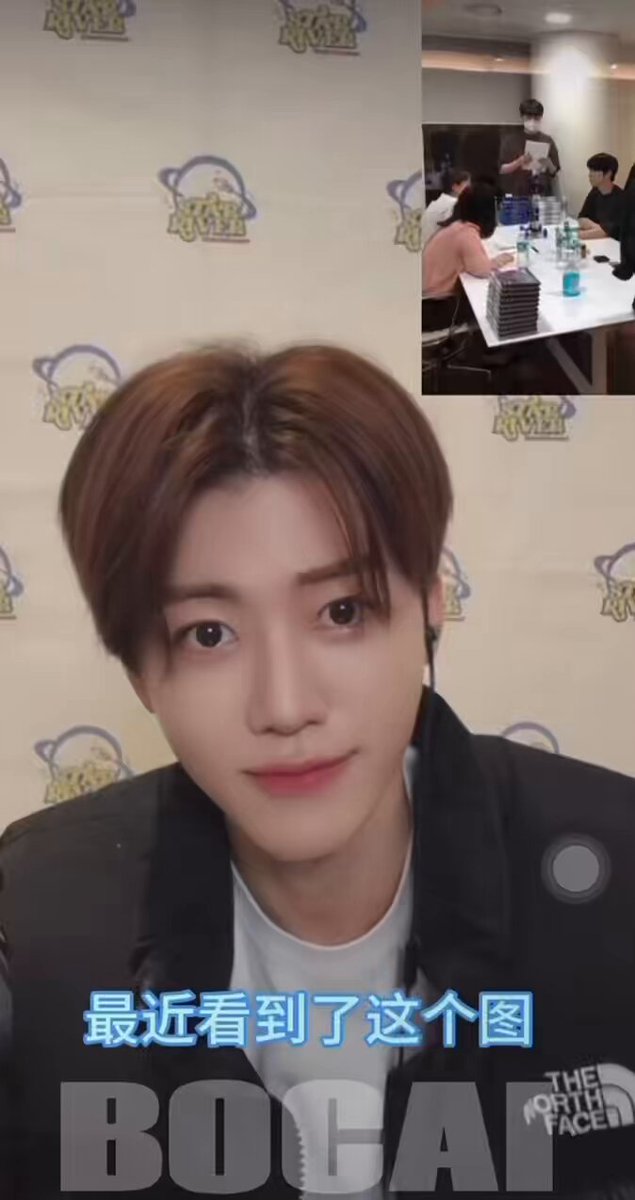 มีคนไปถามแจมินว่าตอนนี้ในห้องที่คอลเป็นแบบในรูปเลยมั้ย แจมินบอกว่าใช่ค้าบ มีสตาฟ 2 คน 55555 เค้าเลยบอกว่า เค้าเองก็มีคนอยู่ข้างๆเหมือนกัน 🐰 ใครเหรอคับ 🤍 คุณแม่ค่ะ ถ้าให้คุณแม่เข้ามา จะโดนสตาฟตัดสายไปเลยมั้ยคะ 🐰 ไม่โดนคับ 👵🏻 หล่อกว่าในการ์ดอีกนะคะ 🐰 มะม้า เซี่ยเซี่ย 🥺🥺🥺