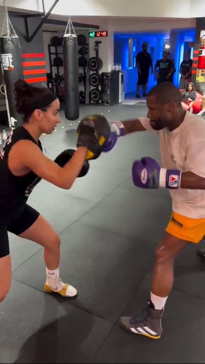 Floyd Mayweather is celebrating his 48th birthday today, but has still got it when it comes to his famous pads routine… [🎥 Floyd Mayweather]