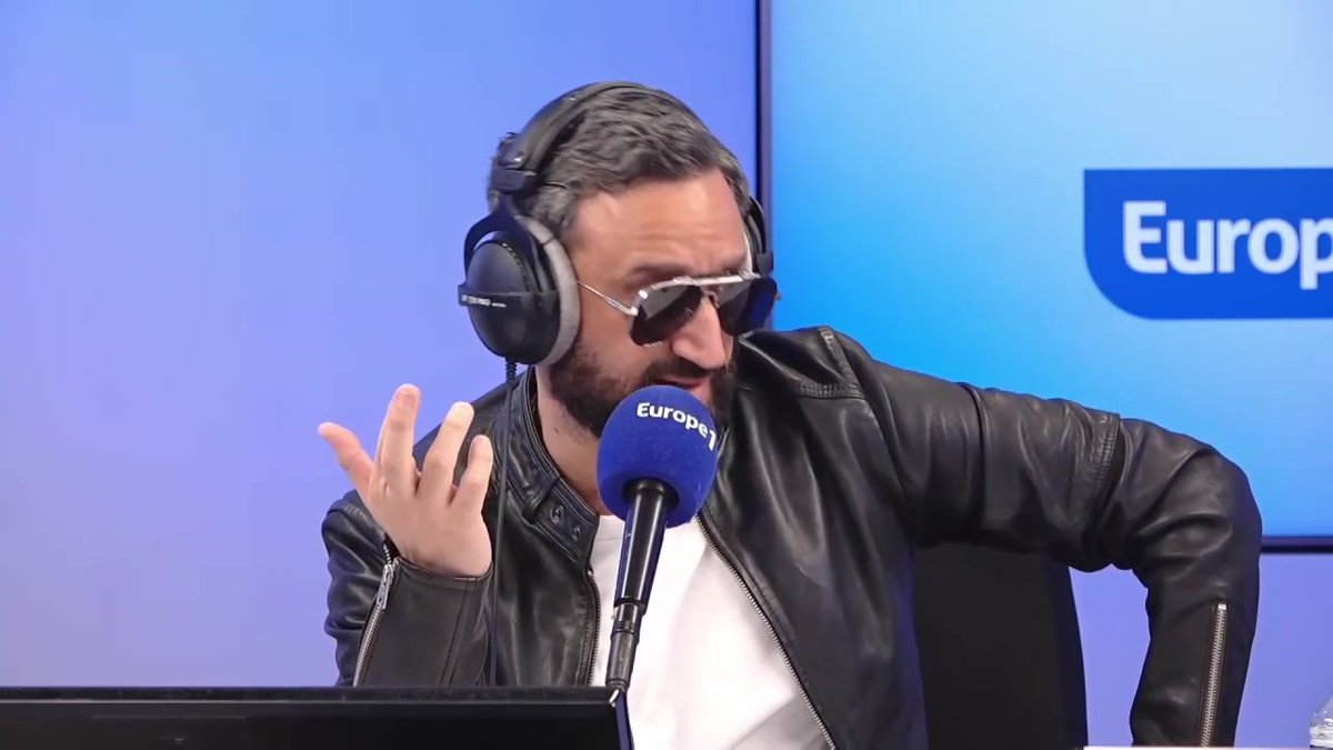 E. Macron « espère » que les collaborateurs de C8 et NRJ12 pourront « retrouver un avenir » sur les nouvelles chaines : « Il sait très bien que les deux fréquences attribuées ne permettent pas d’accueillir 400 personnes », estime Olivier Dartigolles. #OMSLT Cyril Hanouna #Europe1.