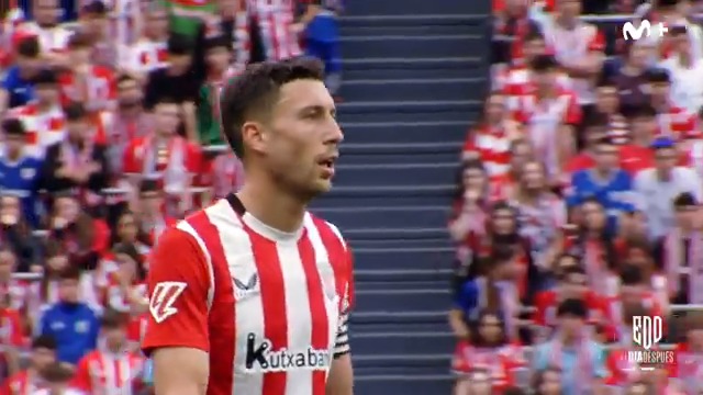 Con las medias bajadas. Dándolo todo. Un jugador de fútbol de toda la vida. ❤️¿Quién no querría ser como Óscar de Marcos? Athletic Club #ElDíaDespués