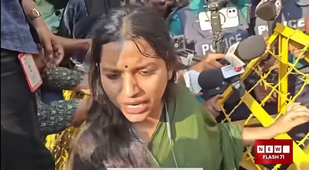 ধর্ষন বিরোধী আন্দোলন ছিনতাই করতে গিয়ে তোপের মুখে পড়েছেন এই তথাকথিত এবং বিতর্কিত বিপ্লবী। 🥴 দেশব্যাপী ধর্ষণের প্রতিবাদে ২য় দিনের মতো নারীদের চলমান আন্দোলনকে ছিনতাই করার জন্য এই বাচাল মেয়েটিকে সমন্বয়করা ধর্ষণ ও নারী নিপীড়ন বিরোধী আন্দোলনে ঢুকিয়ে দিয়েছে। একটা বিষয় খেয়াল করলে দেখবেন, আজকে মিডিয়া শুধু এই মেয়েটিকে ফোকাস করছে।